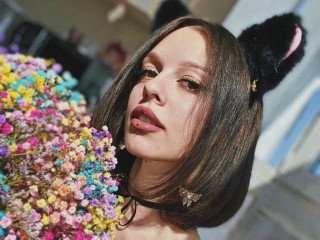 PrettyEllie - Ich mag Musik. Ich lese. Ich wandere. Ich schwimme gern.