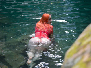 Mia Moore - Ich spiele gerne Fußball, sammle Brunnen, spiele Brettspiele wie UNO